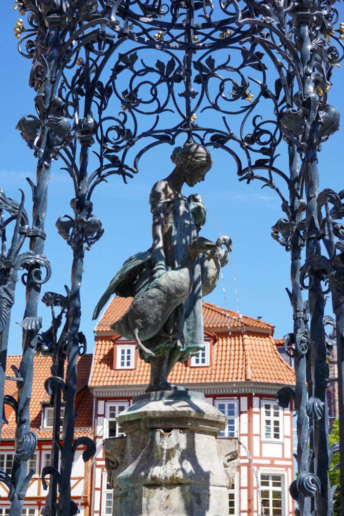 Gänseliesel am Brunnen - berühmtes Wahrzeichen von Göttingen und Symbol für lokale Verbundenheit