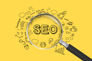 SEO – Suchmaschinenoptimierung für Selbstständige, dargestellt durch eine Lupe, die den Begriff ‚SEO‘ vergrößert, umgeben von handgezeichneten Symbolen für Strategie, Keywords und Online-Marketing