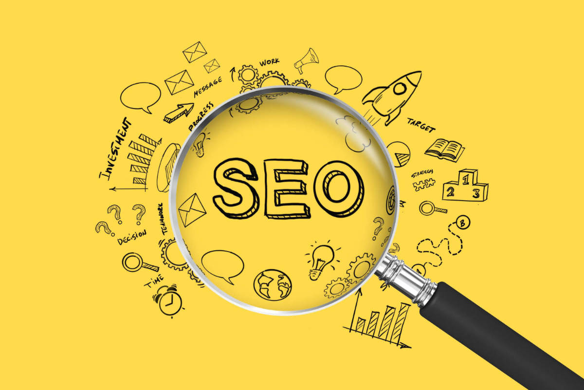 SEO – Suchmaschinenoptimierung für Selbstständige, dargestellt durch eine Lupe, die den Begriff ‚SEO‘ vergrößert, umgeben von handgezeichneten Symbolen für Strategie, Keywords und Online-Marketing